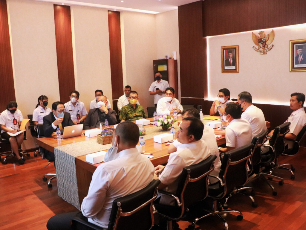 Sekda Adi Arnawa Pimpin Rapat Pembahasan Proyek PLTHS di Badung